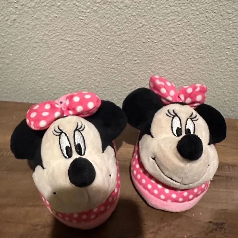NWOT Minnie Mouse Pink Slippers with Minnie Head Size 9/10